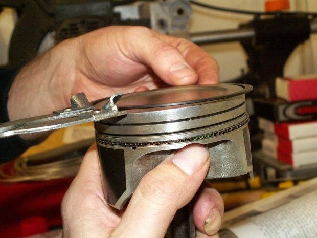 How is the piston ring replaced?