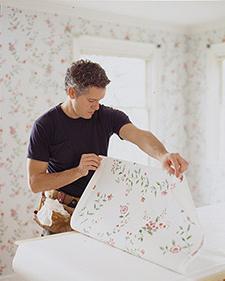 How to glue a paper wallpaper
