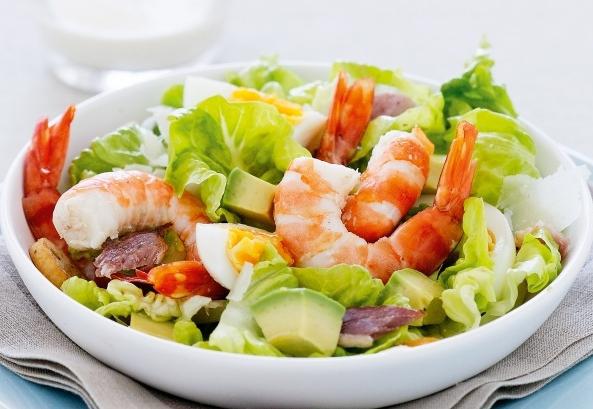 Caesar salad with shrimps: a refined and tender recipe