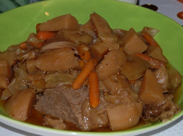 Stewed cabbage with potatoes in the multivariate: how to cook with minced meat?