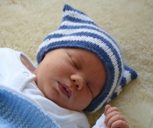 A winter hat for a newborn: comfortable and beautiful