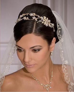 Wedding hairstyles with a diadem - let every bride be a queen!