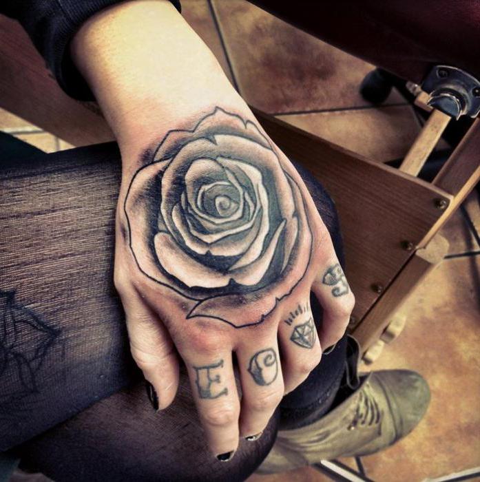 Women's tattoo on the arm: little tattoos 